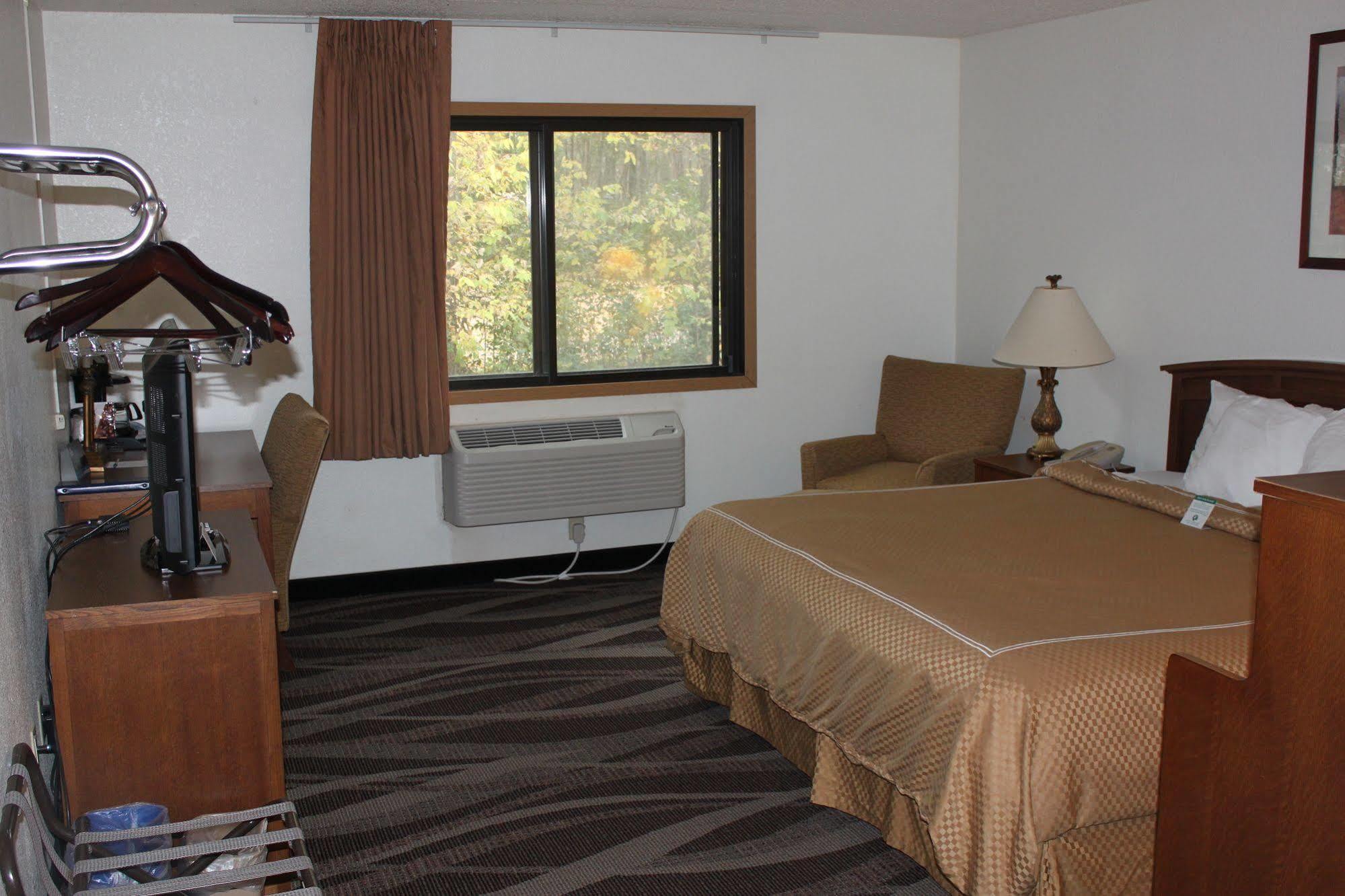 Boarders Inn And Suites By Cobblestone Hotels - Ripon Ngoại thất bức ảnh