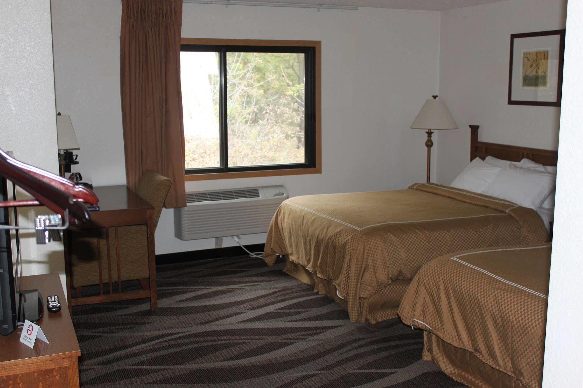 Boarders Inn And Suites By Cobblestone Hotels - Ripon Ngoại thất bức ảnh